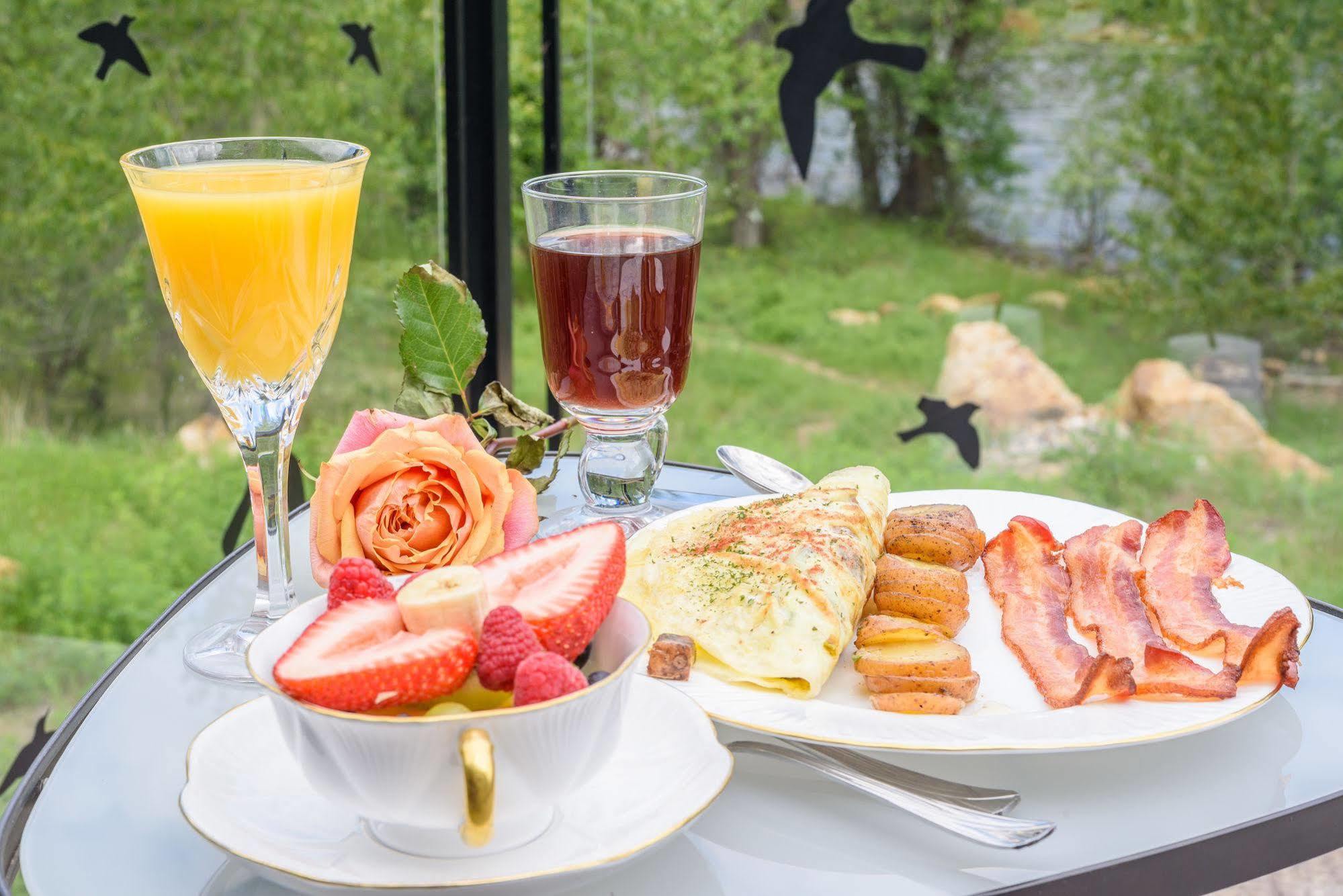 Noble House Suites B&B Grand Forks Eksteriør billede